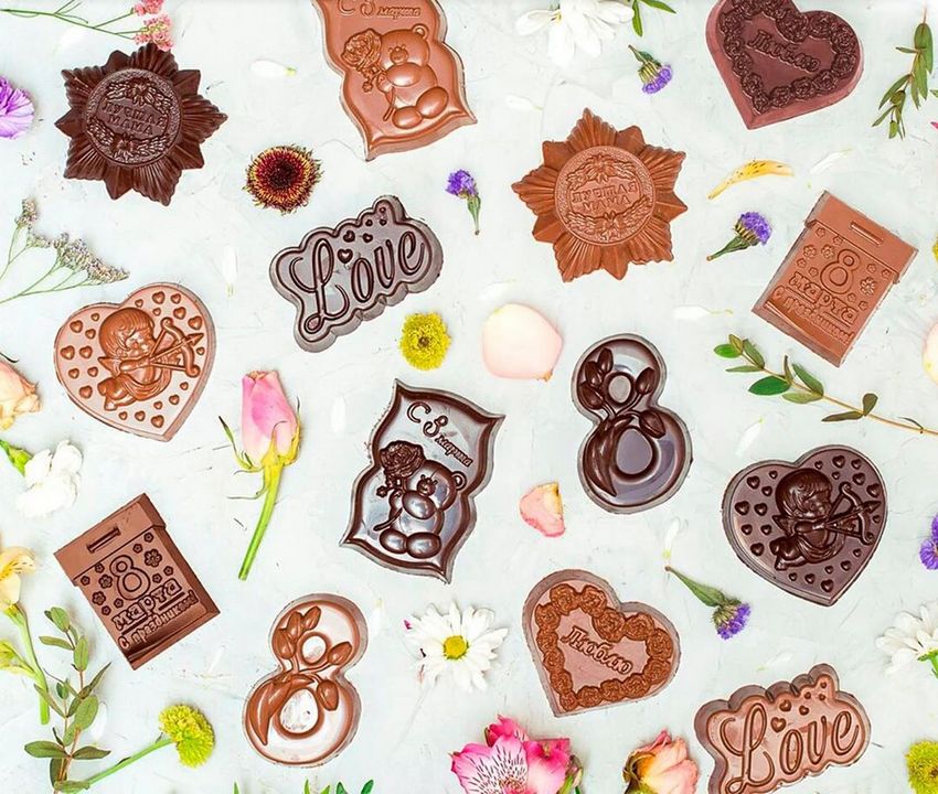 Мини-фигурки из шоколада на 8 Марта: сердечки, восьмёрочки, ордена, календари