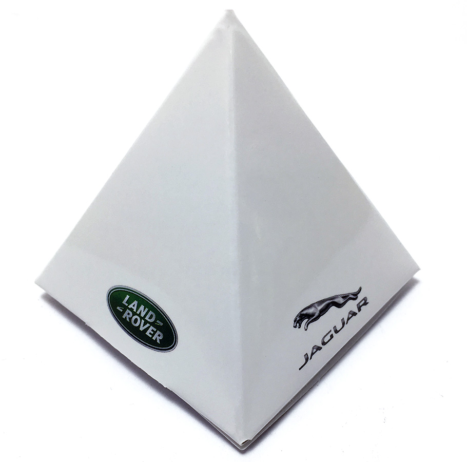Конфеты в коробочках-пирамидках с логотипом Jaguar Land Rover