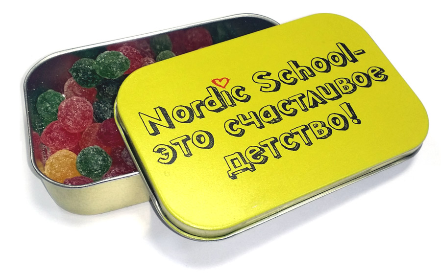 Освежающие конфеты в прямоугольных металлических баночках с логотипом