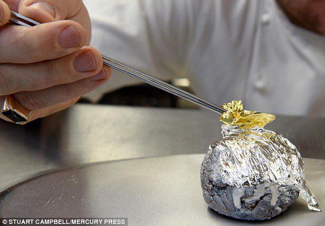 Рождественский пудинг с 23-каратным золотом приготовили в Британии