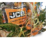 Подарочная корзина со съедобными сувенирами на Новый год для JCB