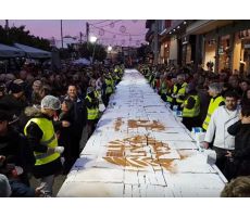 Огромный новогодний торт приготовили в Афинах