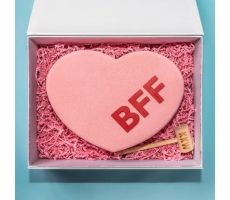 Шоколадное сердце и молоток от Ким Кардашьян. Фото trendhunter.com/trends/emoji-fragrance-press-kits