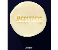 Jacquemus с помощью хлеба с маслом позвал на модный показ. Фото принадлежит Jacquemus