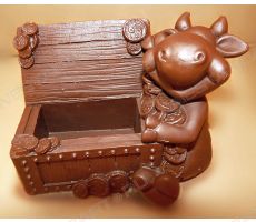 Шоколадная мини-фигурка Бычок с сундуком