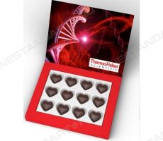 Шоколадные конфеты в форме сердечек в коробках с корпоративной символикой