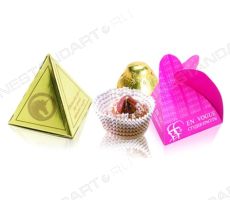 Шоколадные конфеты в фирменных треугольных коробочках
