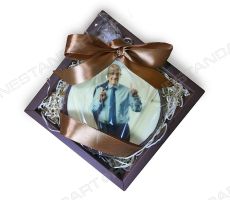 Портрет мужчины в шоколадной рамке
