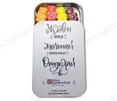 Цветные конфеты в металлической банке с логотипом