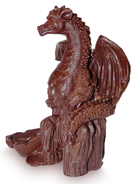 Шоколадная фигурка дракон на скале