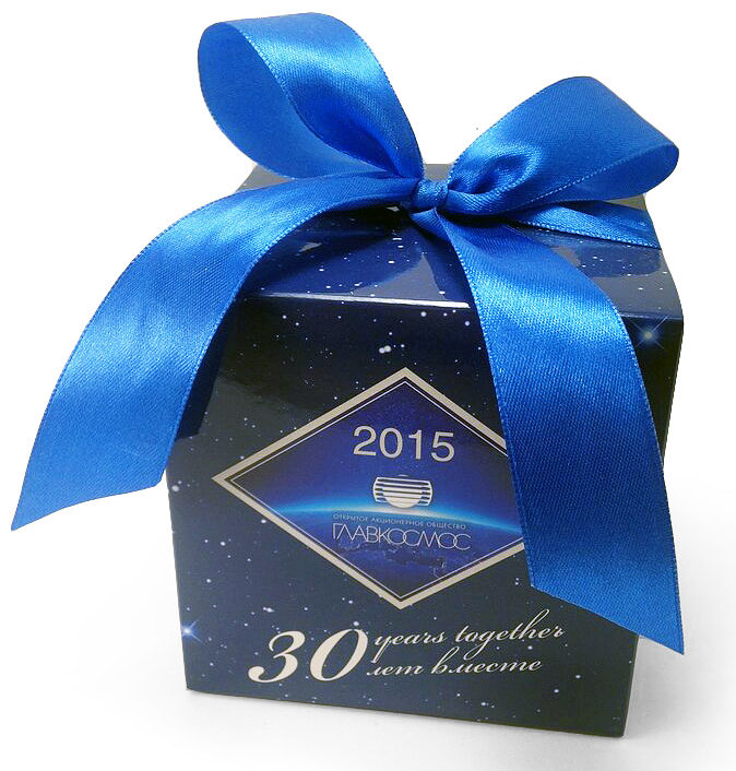 Шоколадные конфеты в коробке с лентой и логотипом Главкосмоса