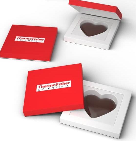 Шоколадные конфеты в форме сердечек в коробках с корпоративной символикой