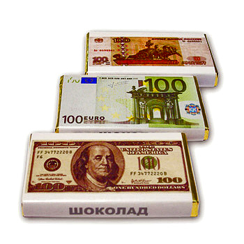 Плитки шоколада в обертках с банкнотами