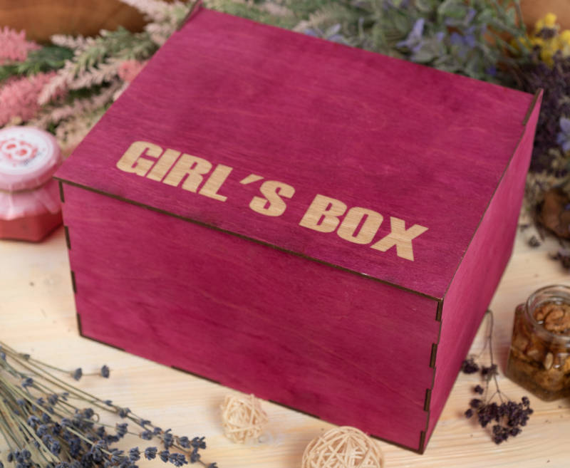 Деревянный ящик для съедобных сувениров с логотипом