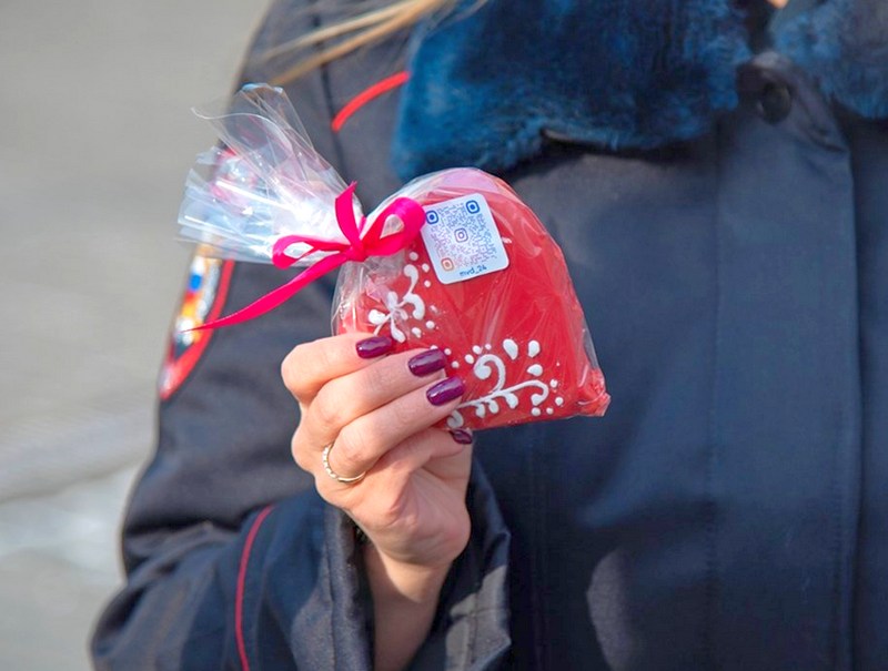 Печенье в форме сердца от красноярской полиции. Фото 24.мвд.рф