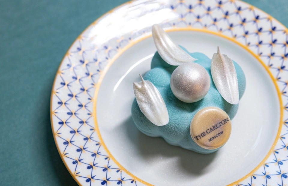 В московском отеле The Carlton появился фирменный десерт в виде подушки