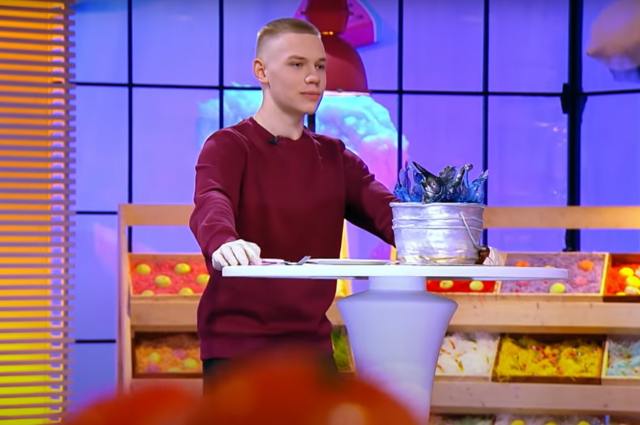 Молодой кондитер из Тверской области на телешоу приготовил торт в виде ведра рыбы