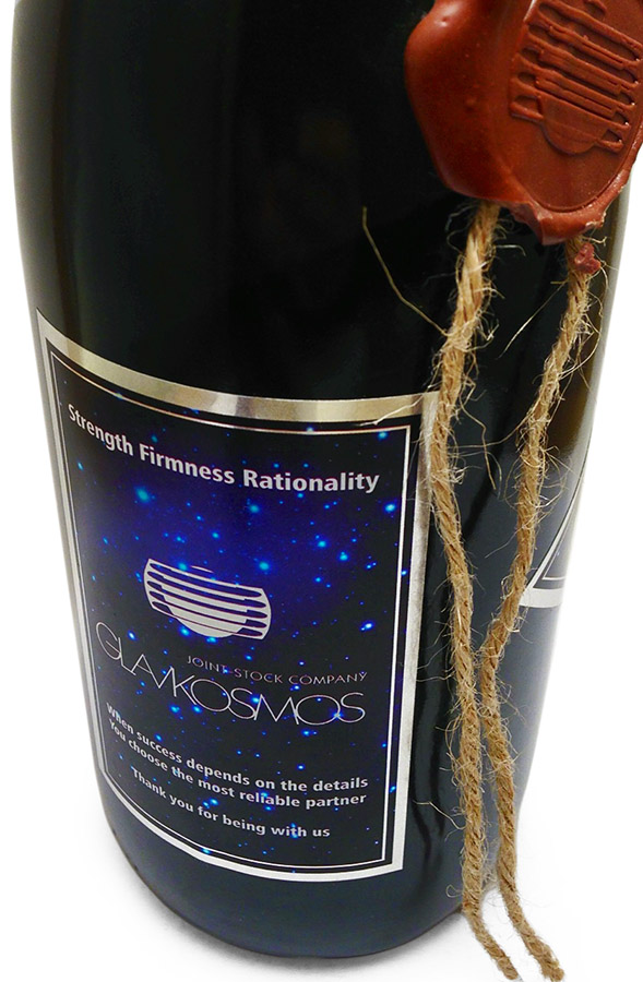 Сургучные печати на бутылке шампанского с логотипом «Главкосмоса»
