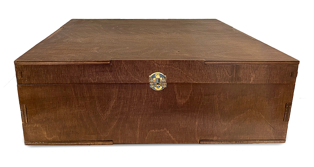 Деревянный ящик с логотипом Limied Family Office
