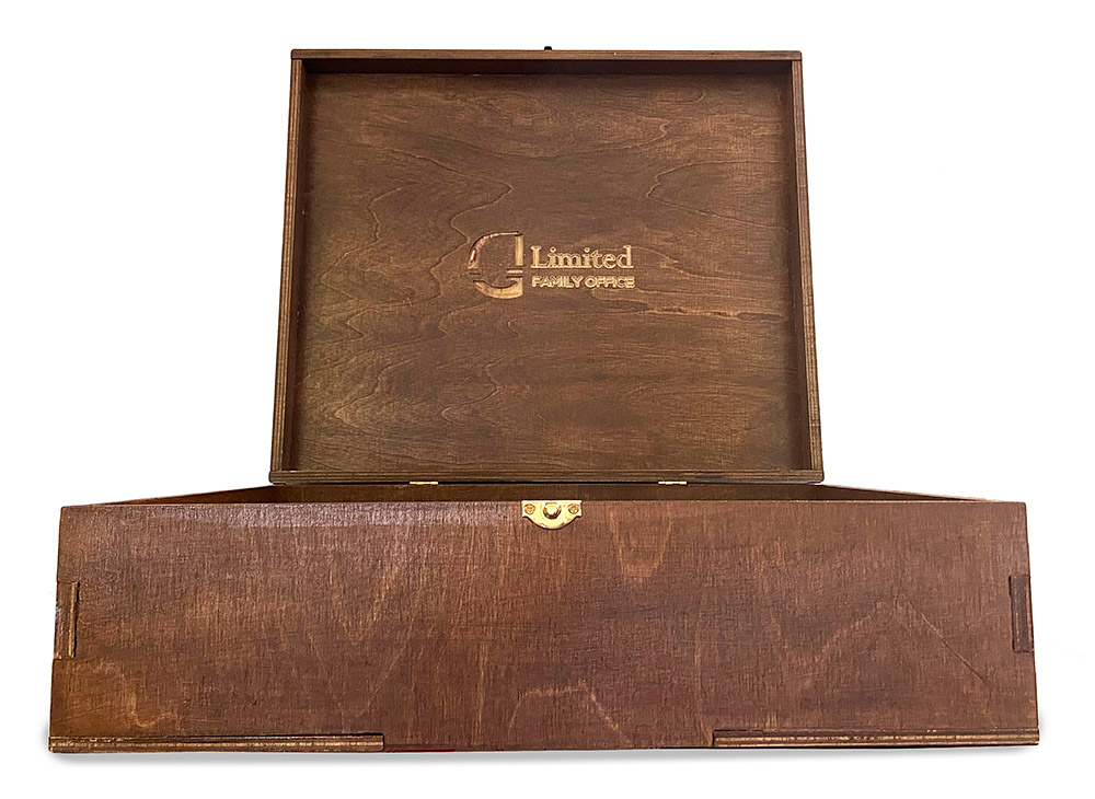 Деревянный ящик с логотипом Limied Family Office